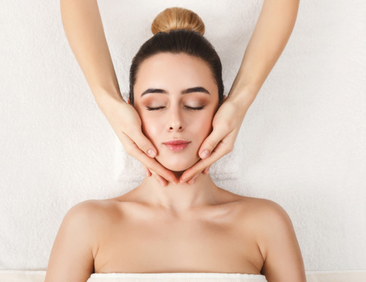 Relaxačná masáž tváre + masáž dekoltu zdarma